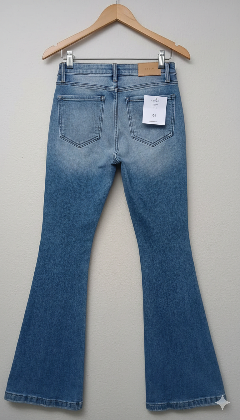 Jeans Flare "Vintage Sky" con Detalles de Desgaste Artístico
