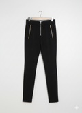 Pantalón Skinny Negro con Detalles en Efecto Cuero