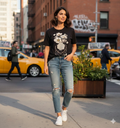 Camiseta negra con estampado floral