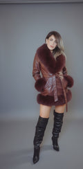 Abrigo "Midnight Burgundy" en Ecopiel con Ribetes de Pelo Premium