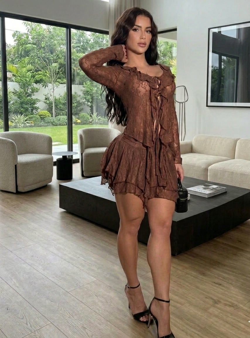 Conjunto de Dos Piezas en Encaje Marrón Chocolate: Top con Volantes y Minifalda Asimétrica de Capas