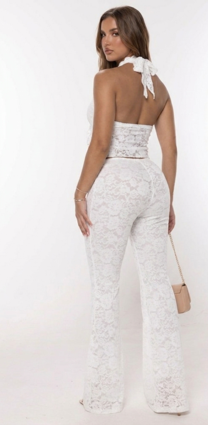 Conjunto "White Bloom" de Encaje: Top Halter con Volantes y Pantalón Flare de Tiro Alto