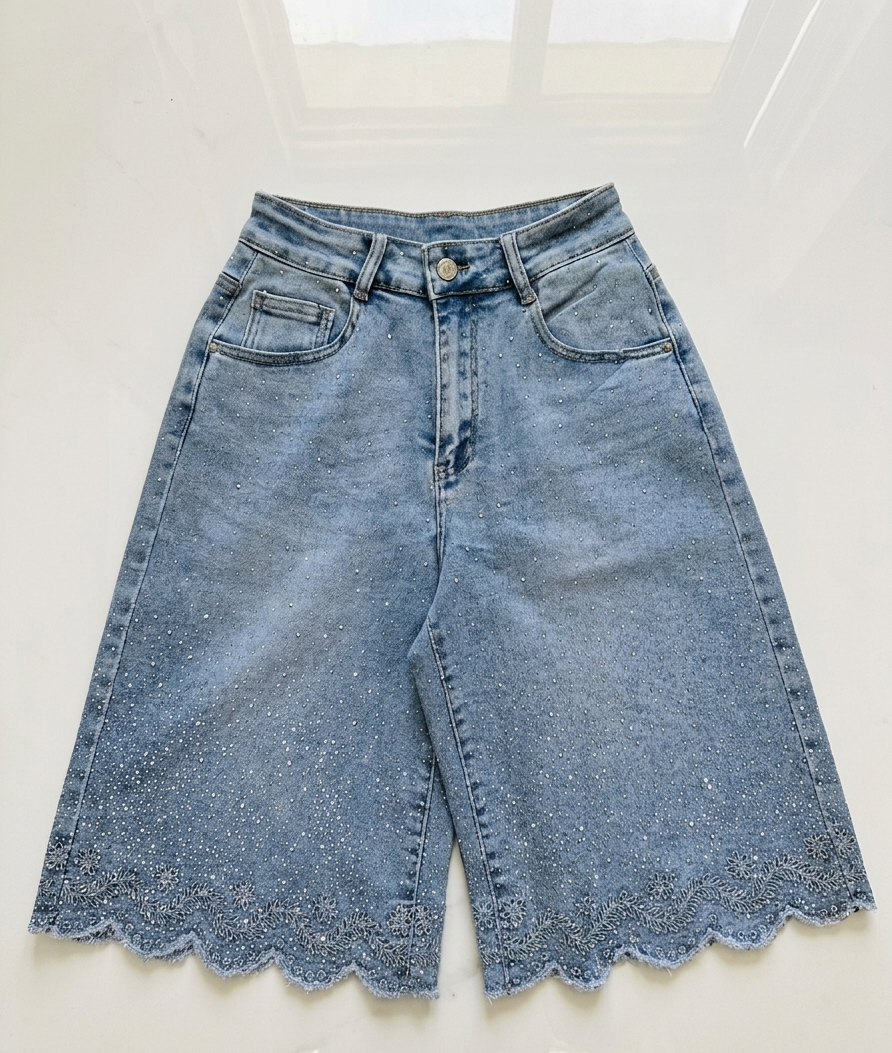 SHORT TIPO Bermuda Denim de Alta Gama con Cristales y Bajo Festoneado