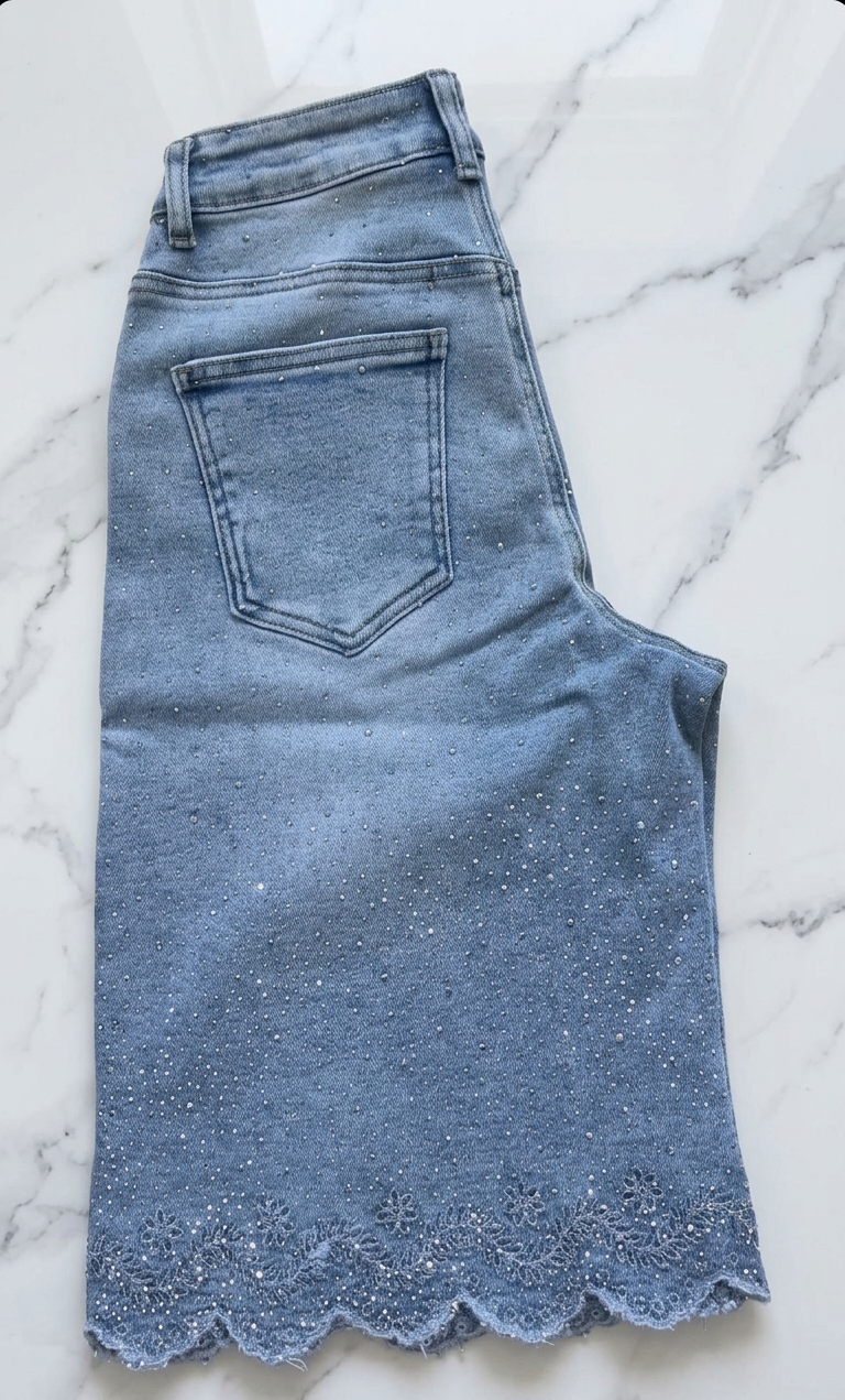 SHORT TIPO Bermuda Denim de Alta Gama con Cristales y Bajo Festoneado