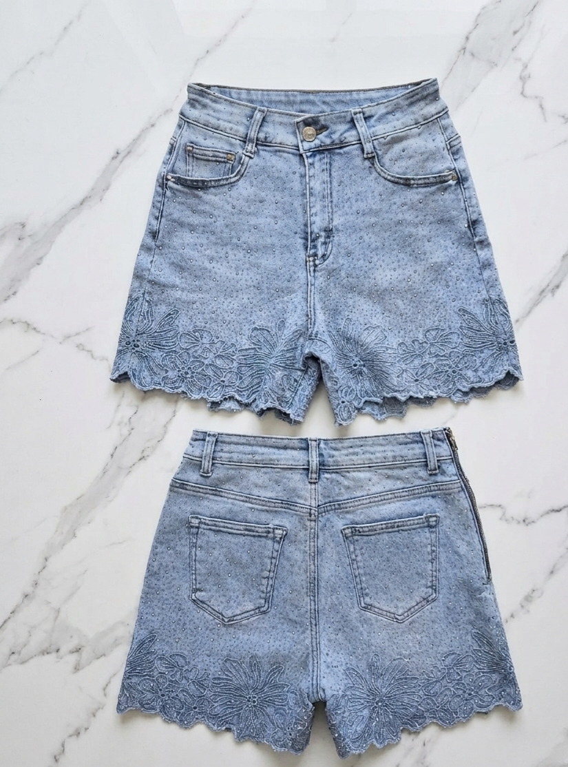 Short High-Rise Denim con Cristales y Bordado Floral