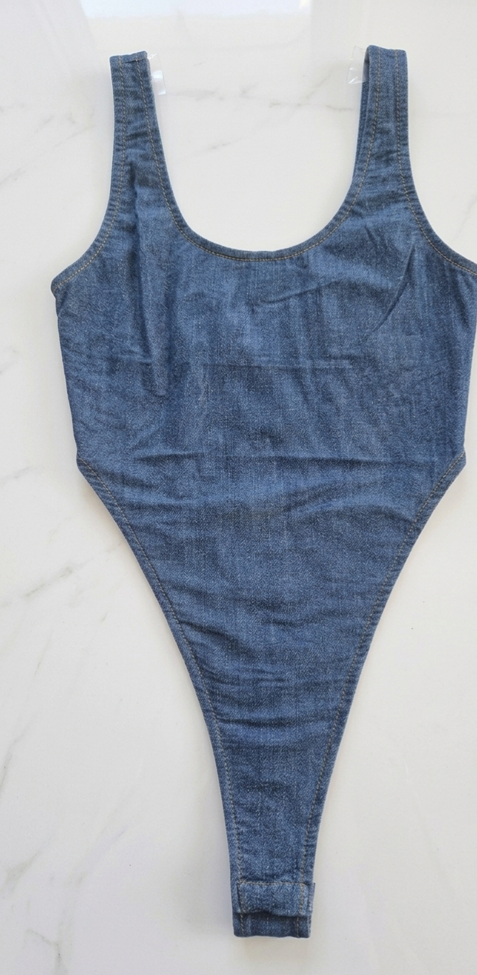Body de Mezclilla con Corte Ultra-High Leg y Cuello Cuadrado