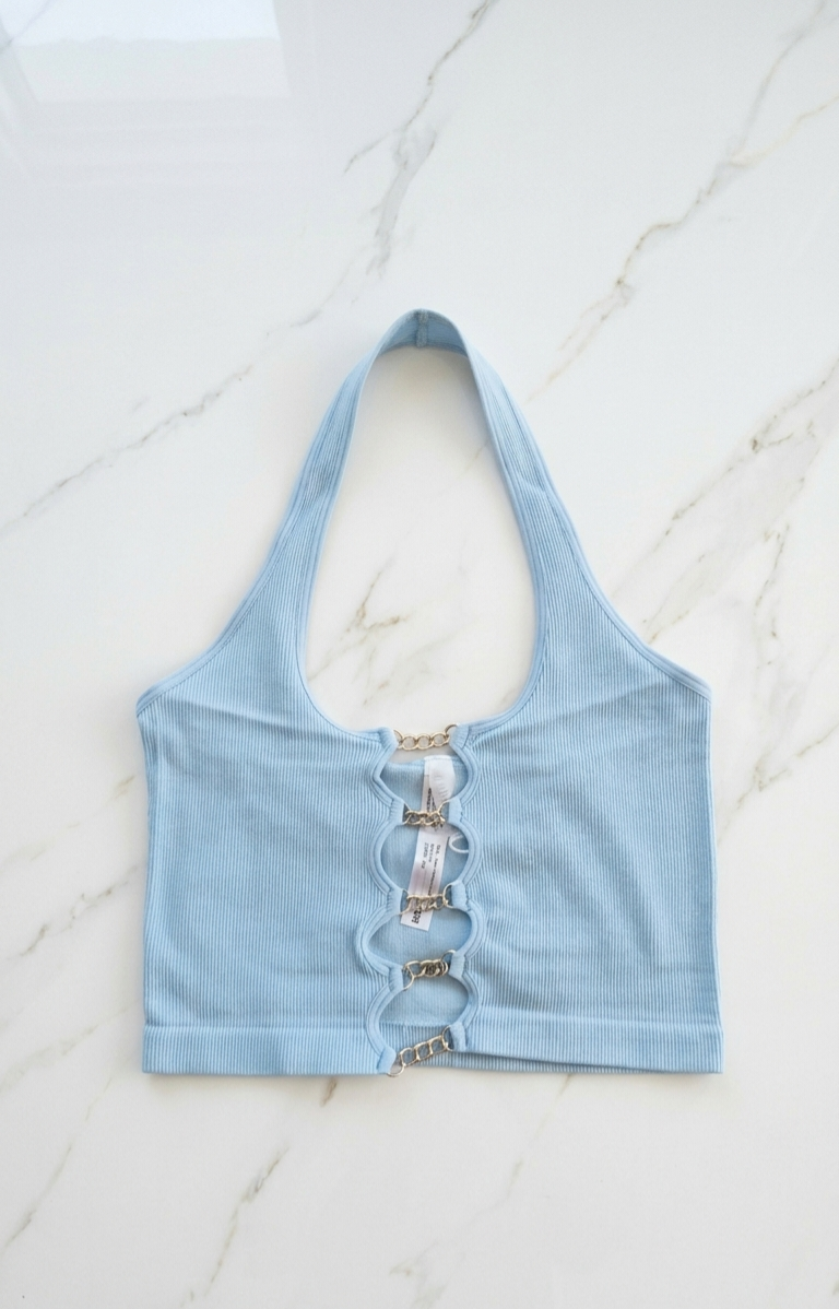Top Halter Acanalado "Sky Blue" con Detalle de Cadenas