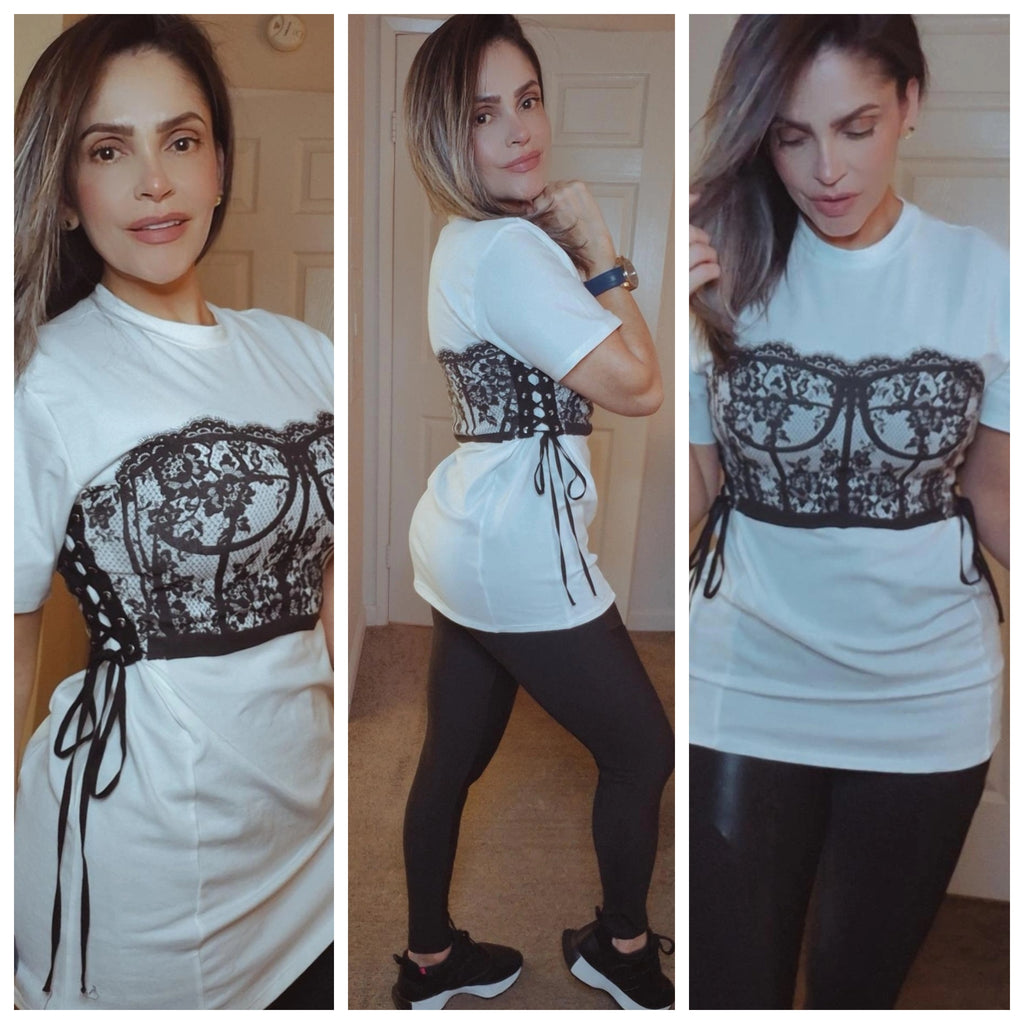 Camiseta "Hybrid Noir" con Superposición de Corset en Encaje