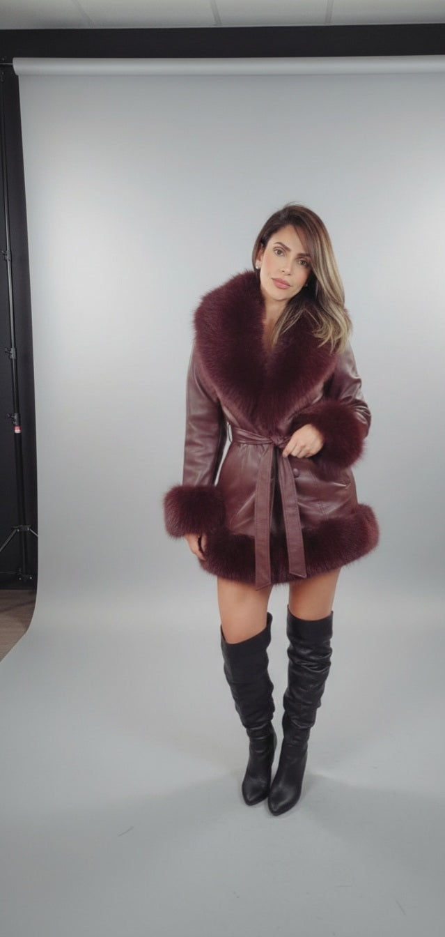 Abrigo "Midnight Burgundy" en Ecopiel con Ribetes de Pelo Premium