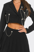 Set Blazer Crop & Falda Plisada con Cadenas
