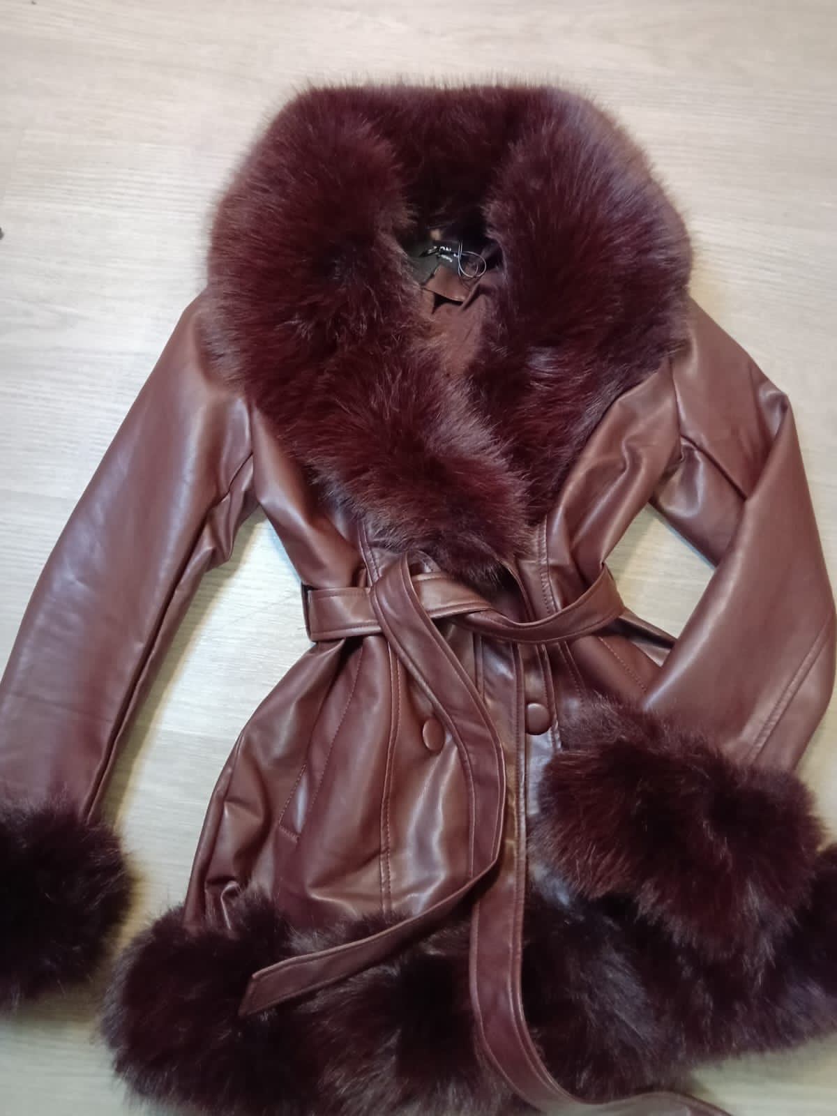 Abrigo "Midnight Burgundy" en Ecopiel con Ribetes de Pelo Premium