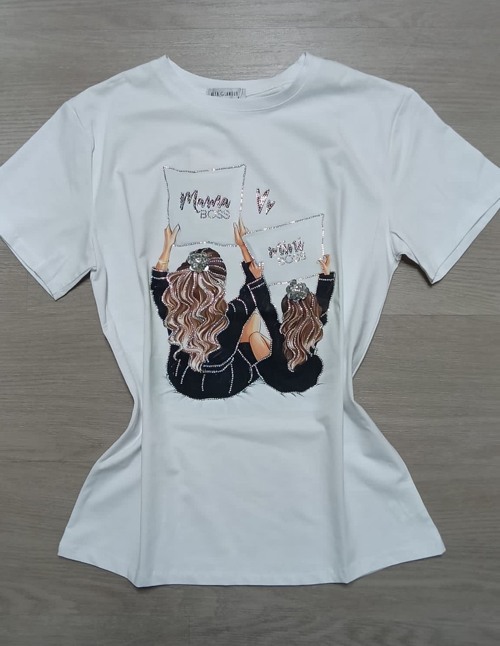 Camiseta "Studiomoda Boss" con Ilustración y Detalles de Pedrería