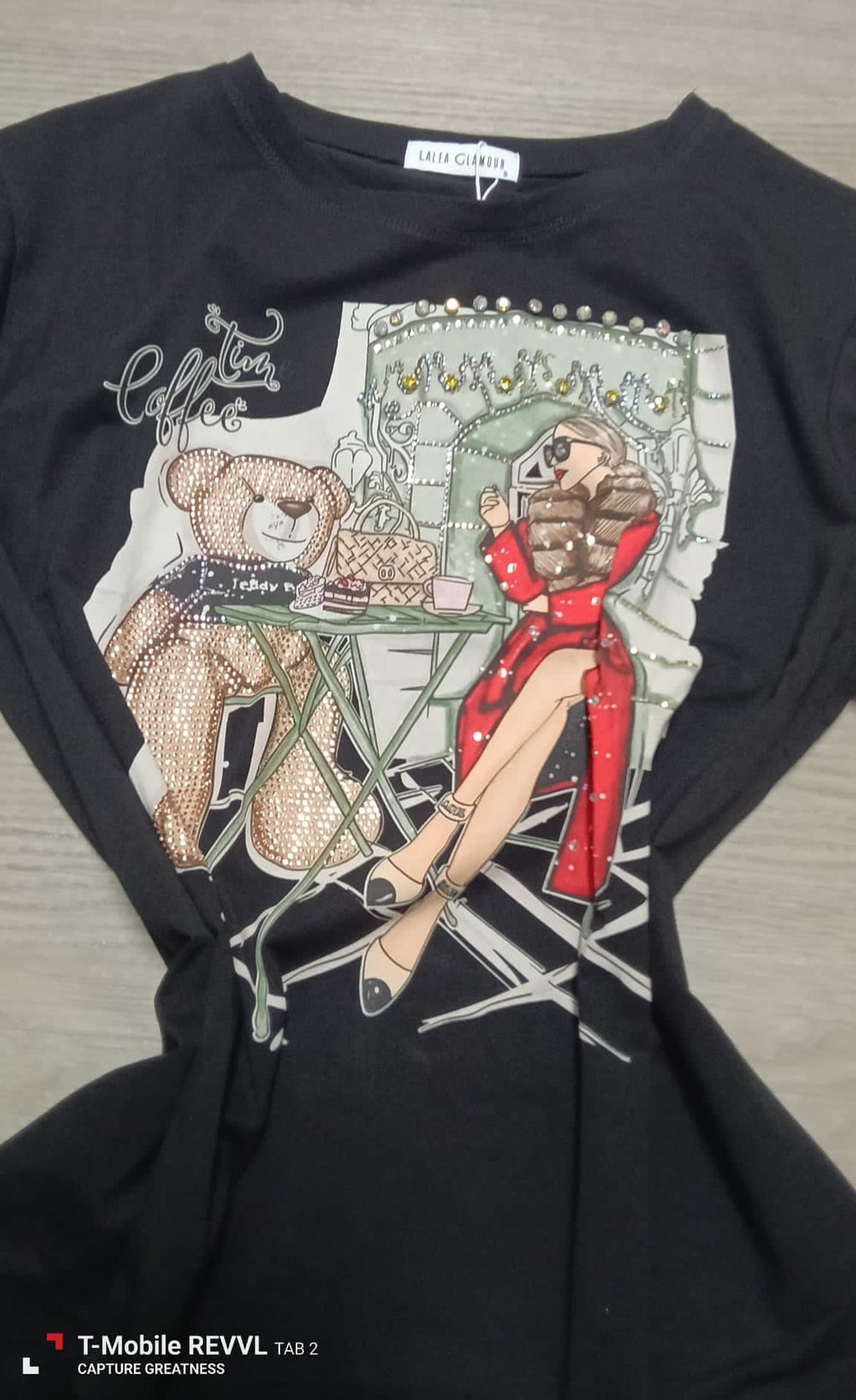 Camiseta "Urban Chic" con Ilustración Artística y Apliques de Cristal