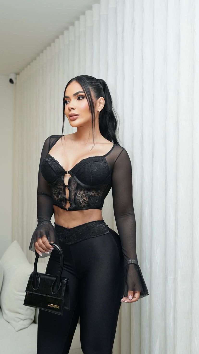 Set "Midnight Lace" – Top de Encaje con Transparencias y Pantalón Flare