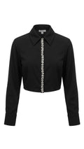 Blusa corta negra con cadena decorativa