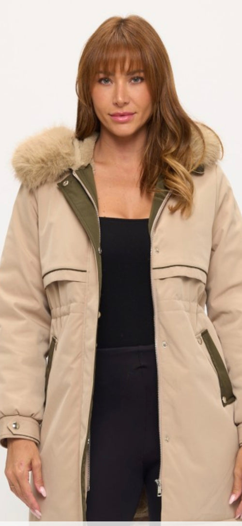 Abrigo Parka "Crimson Frost" con Capucha de Pelo Sintético