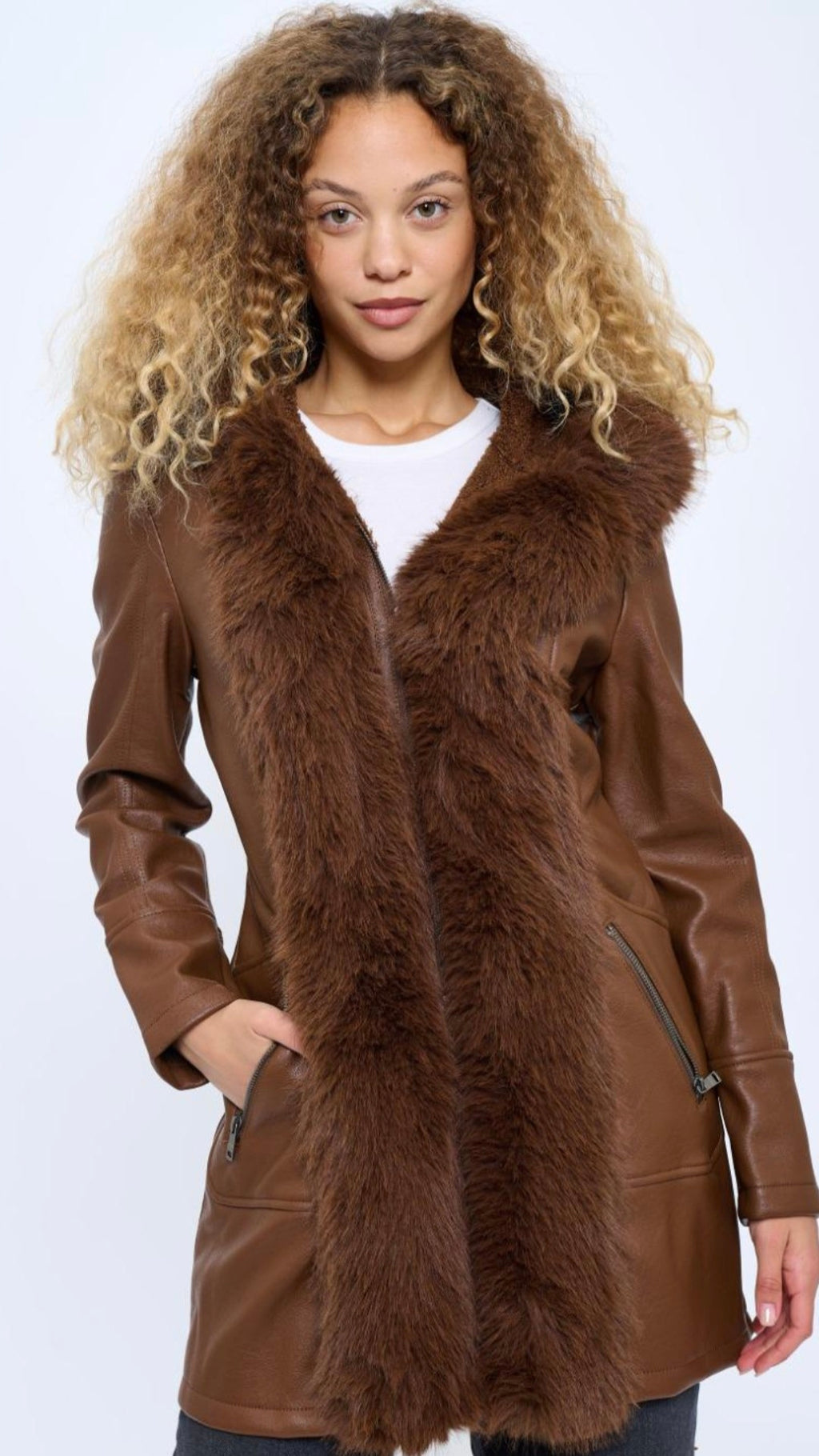 Abrigo de Doble Faz "Arctic Luxe" en Ecopiel con Ribete de Pelo Fox-Style