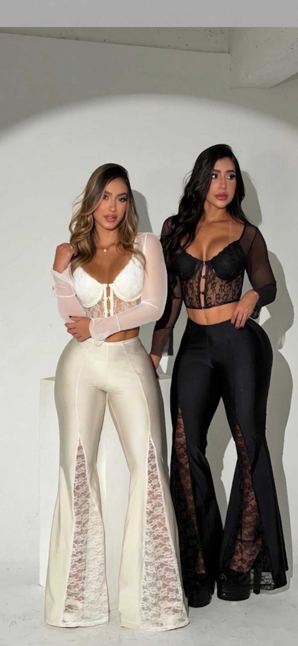 Conjunto Elegante: Corset de Encaje y Pantalón con Detalle