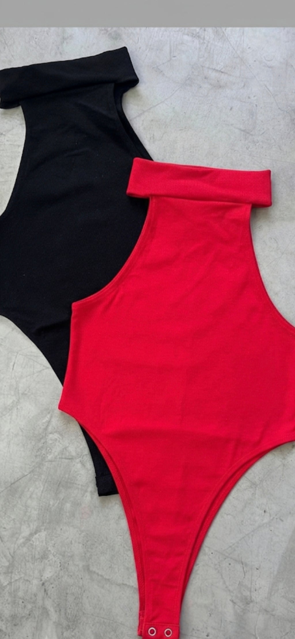 Body Halter Ajustado con Aperturas Laterales y Cuello Alto