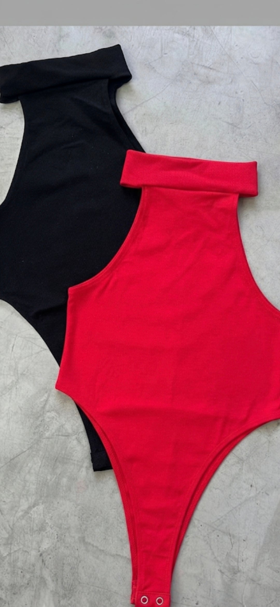 Body Halter Ajustado con Aperturas Laterales y Cuello Alto