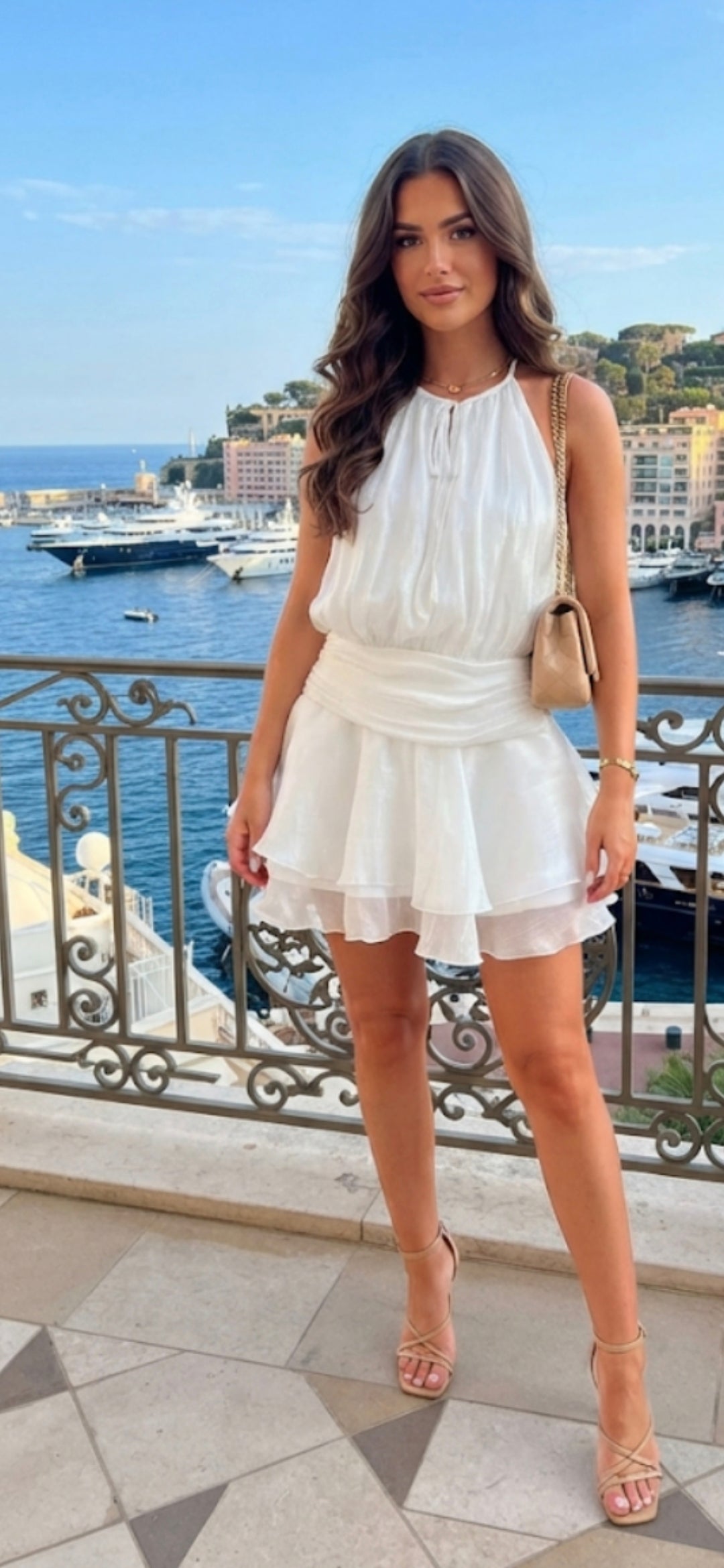Vestido Corto de Satén Cuello Halter - Blanco