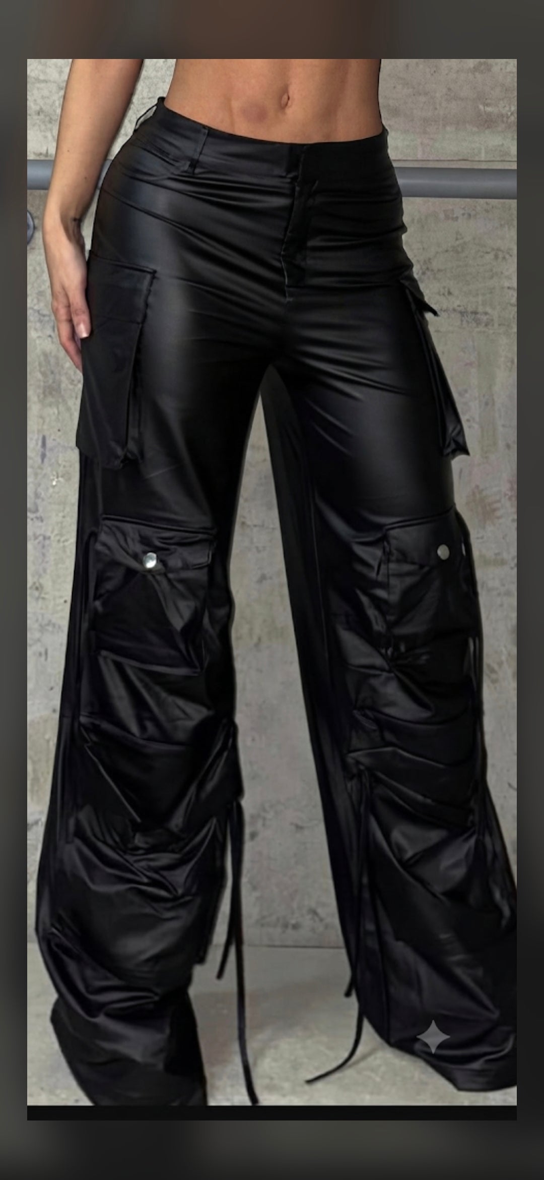 Pantalón Cargo Efecto Piel con Ajuste Regulable - Edición Especial
