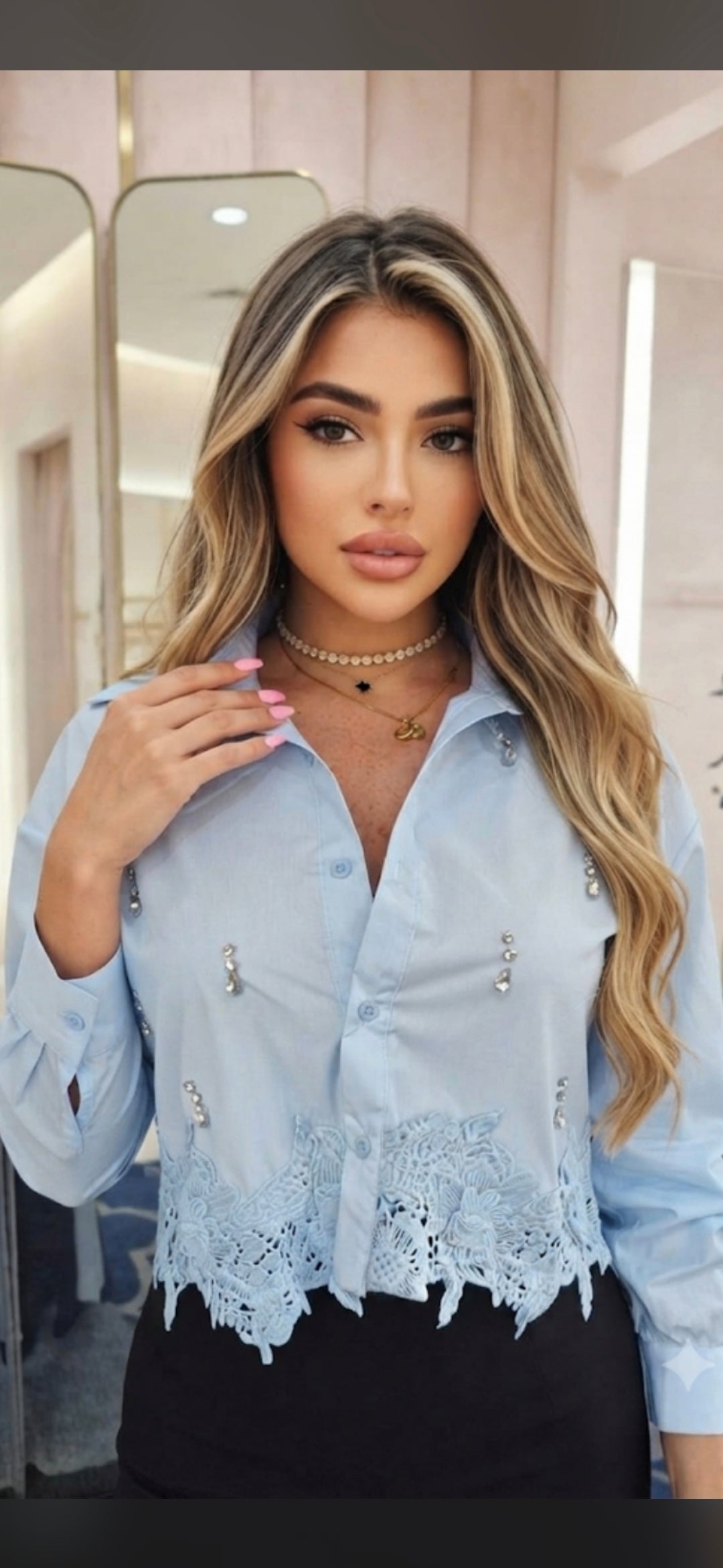 Blusa Corta de Manga Larga con Encaje y Detalles de Brillos - Azul Claro
