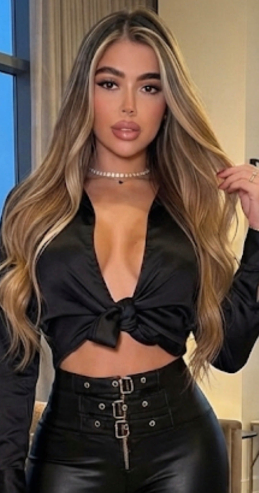 Blusa Satinada de Manga Larga en Color Negro con Nudo Frontal