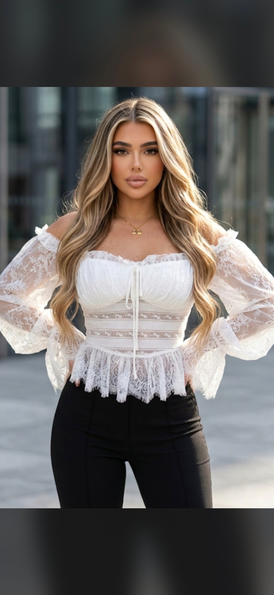Blusa Romántica de Encaje con Hombros Descubiertos y Mangas Largas